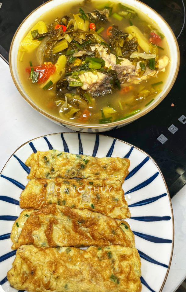 Canh cá nấu chua - Trứng rán