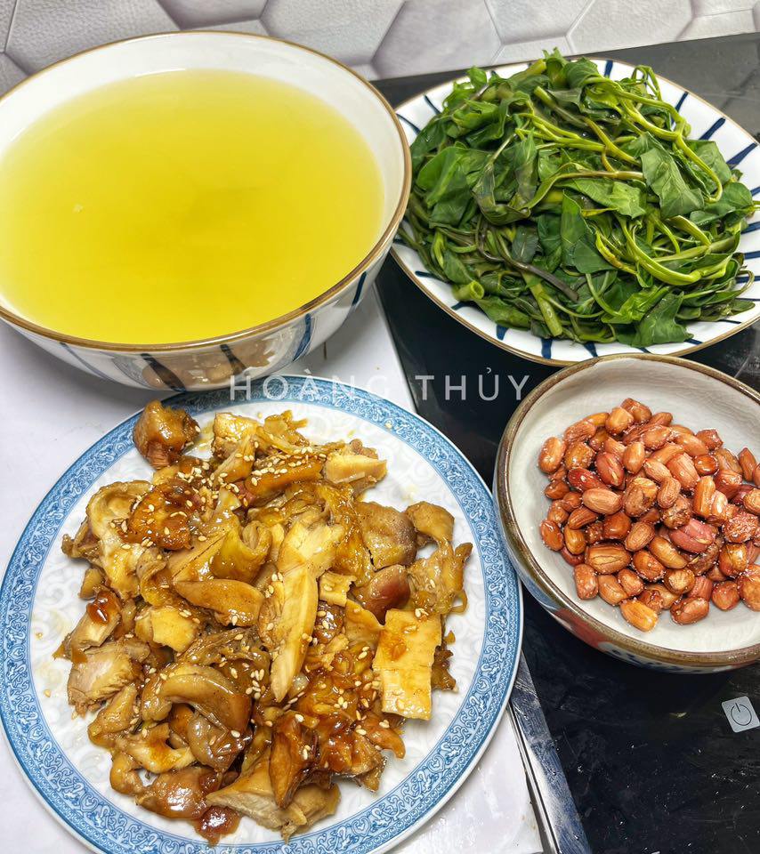Gà rim mặn ngọt - Lạc rang - Rau muống luộc
