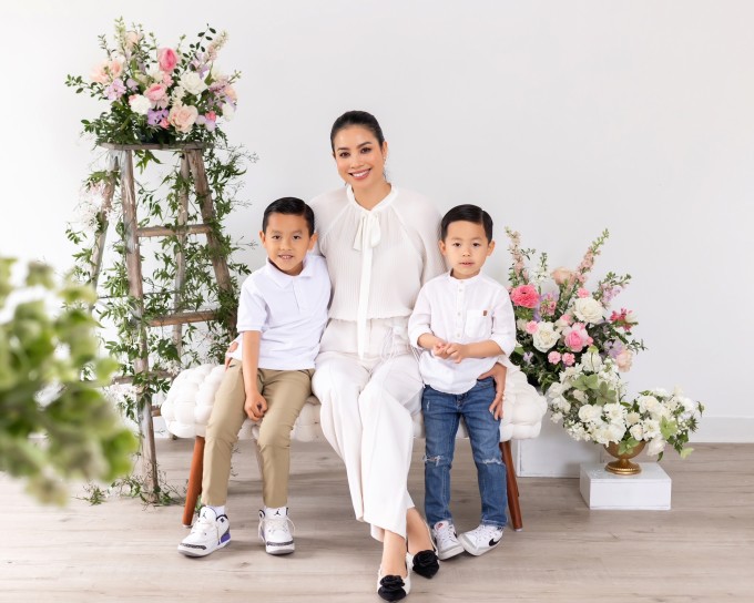 Phạm Hương bên hai con trai, Max 7 tuổi (trái) và Apollo 4 tuổi. Ảnh: Nhân vật cung cấp.