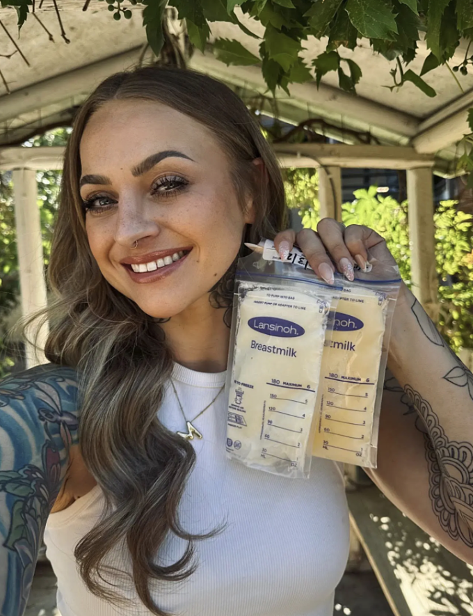 Megan Lemmons sử dụng tiền bán sữa của bản thân để đi du lịch. Ảnh: @MeganLemmons