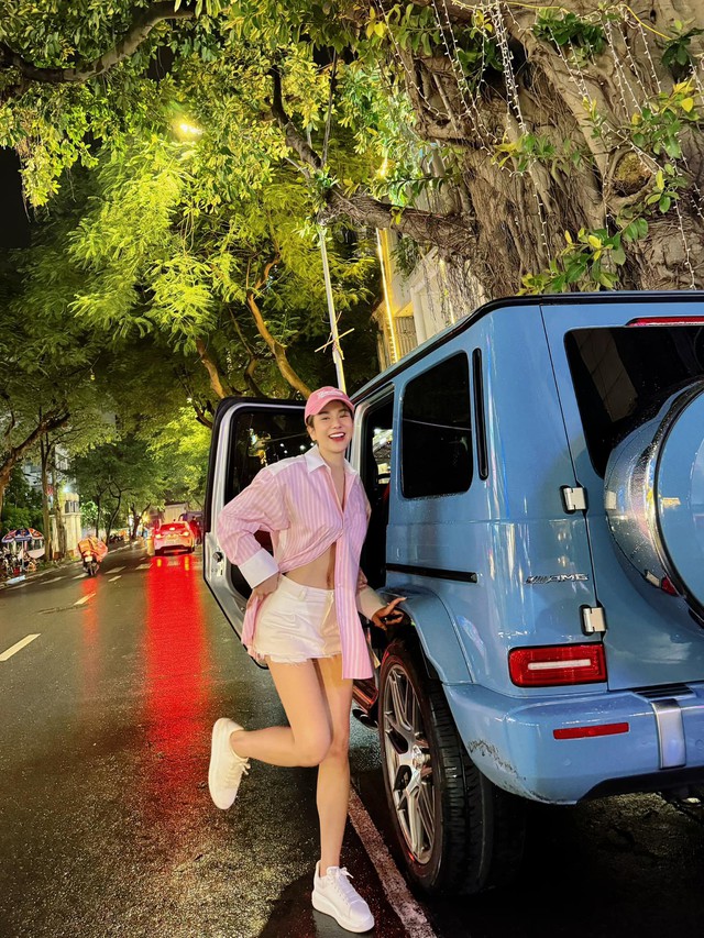 Nhan sắc của Diệp Lâm Anh cũng nhận được nhiều lời khen khi xuất hiện trên streetstyle hay hình ảnh đời thường: dù chụp bằng camera "tay qua đường" hay do ekip chuyên nghiệp, cô vẫn giữ được visual tươi trẻ, da căng mịn, mắt tươi rạng rỡ như tuổi đôi mươi