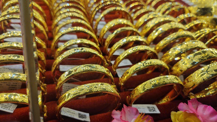 Giá vàng trong nước đi xuống theo thế giới