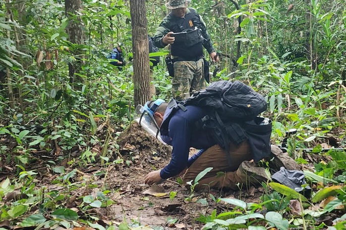 Các binh sĩ Thái Lan kiểm tra khu vực biên giới tại tỉnh Ubon Ratchathani, nơi Quân đội Hoàng gia Thái Lan cho biết đã phát hiện hai quả mìn sát thương. Ảnh: AP