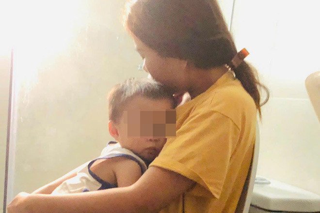 Chị Hòa hiện đi bán cà phê dạo kiếm tiền nuôi con