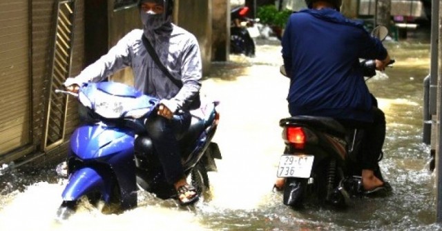 Nhiều tuyến phố Hà Nội ngập tới nửa mét sau cơn...