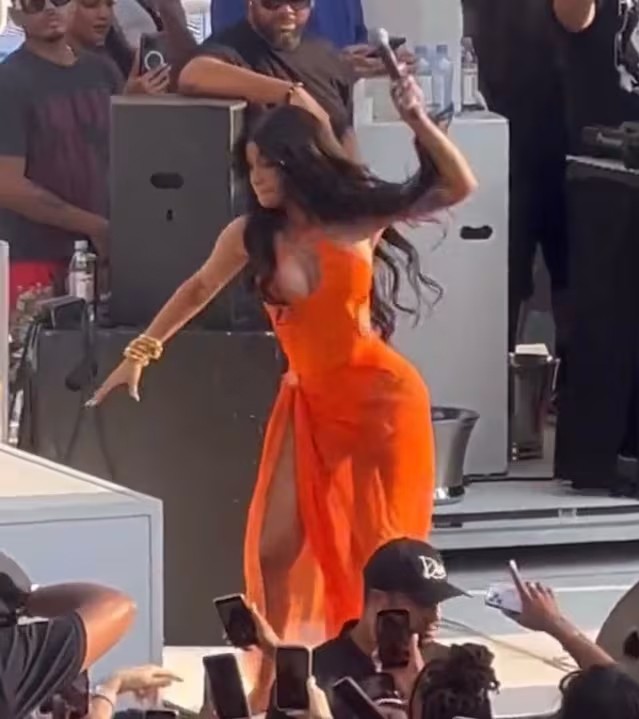 Khoảnh khắc Cardi B ném micro. Ảnh: X