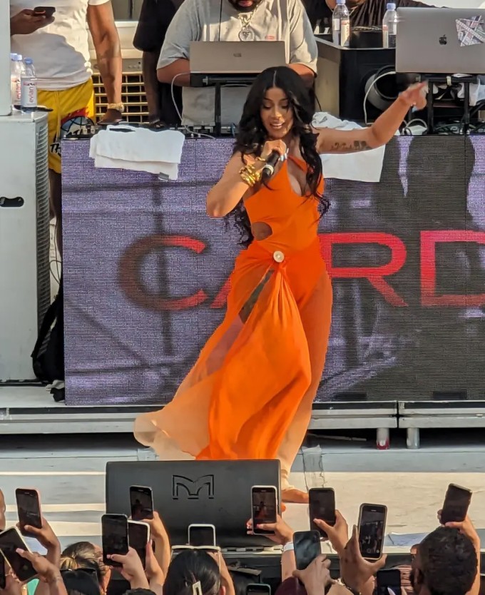 Cardi B trong buổi biểu diễn. Ảnh: Splash