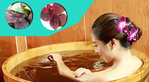 Tắm bằng nước lá tía tô giúp làm dịu mẩn ngứa, hỗ trợ trị rôm sảy.