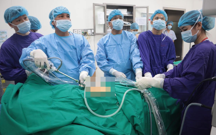 Bác sĩ thực hiện ca phẫu thuật tiết niệu cho bệnh nhân