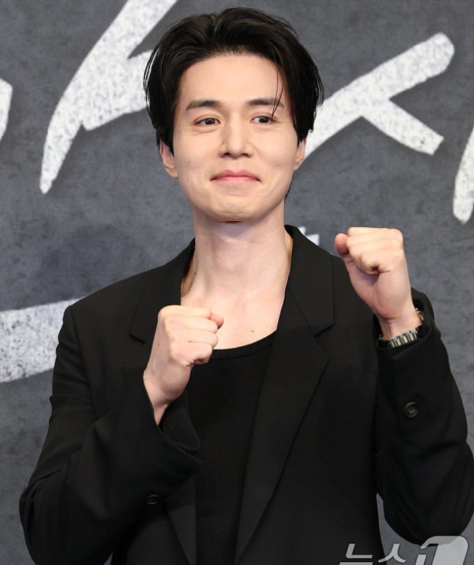 Lee Dong Wook tại họp báo phim mới. Ảnh: News