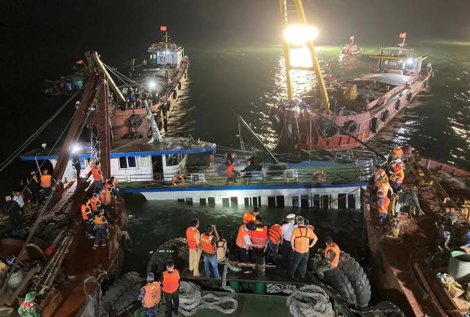 Bộ đội Hải quân cùng các lực lượng khác tại hiện trường tìm kiếm người mất tích. Ảnh: Lê Tân