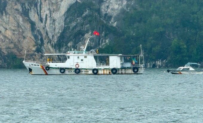 Lực lượng chức năng tìm nạn nhân tàu Vịnh Xanh 58. Ảnh: Lê Tân