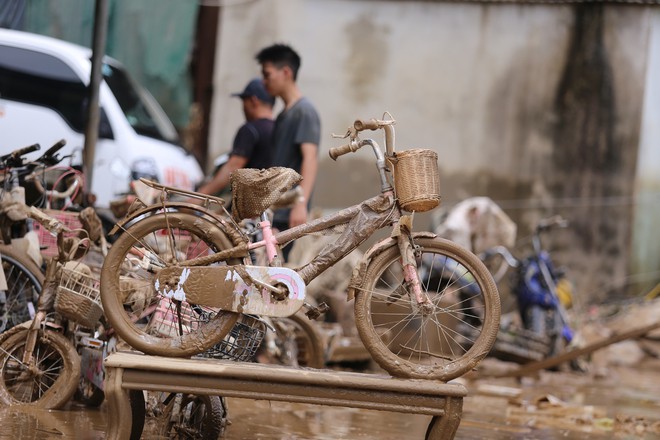 Người dân oằn mình vớt vát chút tài sản trong bùn đất sau lũ - 4