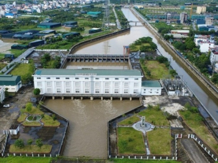 Hà Nội: Mưa như trút nước, trạm bơm nghìn tỷ hoạt động ra sao?