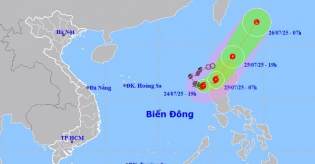 Bão số 4 liên tục đổi hướng trên Biển Đông