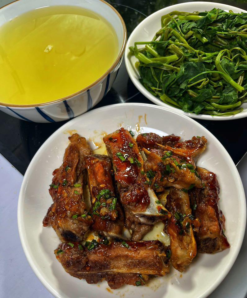 Sườn rim mặn - Rau muống&nbsp;luộc