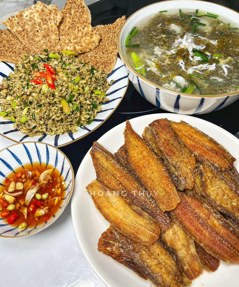 Cá chiên - Hến xúc bánh tráng - Canh chua cá ngần
