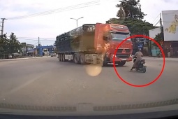 Clip: Hết hồn người phụ nữ dùng chân phanh xe, lao thẳng vào đầu ô tô tại ngã tư