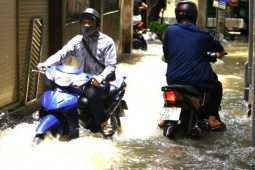 Nhiều tuyến phố Hà Nội ngập tới nửa mét sau cơn mưa nặng hạt