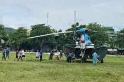 Hình ảnh trực thăng chở hàng thiết yếu đến với người dân vùng lũ Nghệ An
