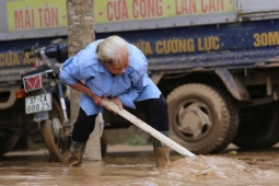 Người dân oằn mình vớt vát chút tài sản trong bùn đất sau lũ