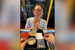 Người phụ nữ khiếm thính mang vàng đi bán, câu chuyện phía sau khiến ai nấy xót xa