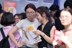 Nỗi lo kép của sinh viên ngành y