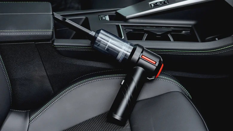Việc làm sạch ghế da đục lỗ không quá phức tạp.
