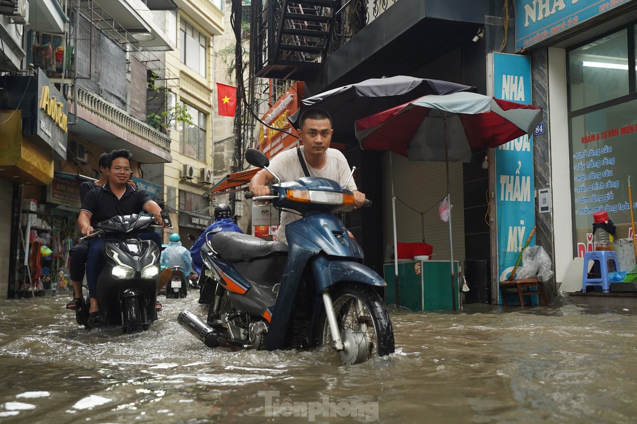 Nhiều tuyến phố Hà Nội ngập tới nửa mét sau cơn mưa nặng hạt - 8