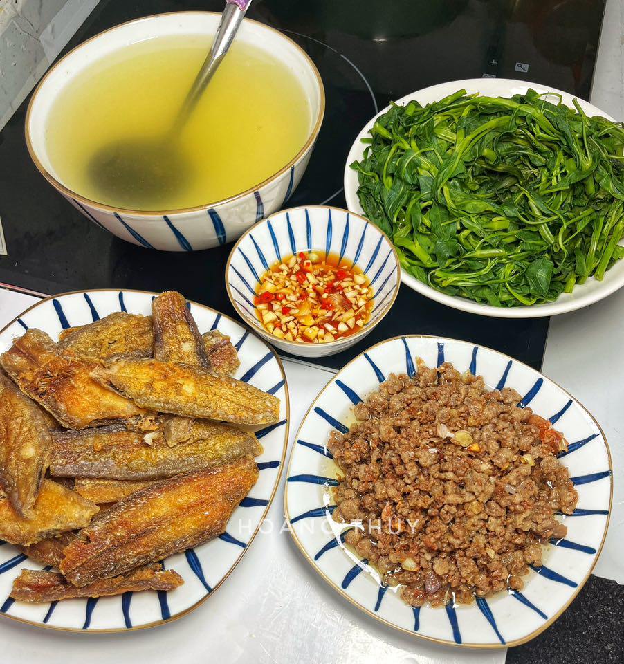 Cá chiên - Thịt băm - Rau muống luộc