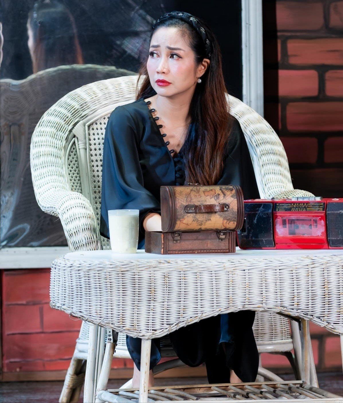 Ốc Thanh Vân hoạt động mạnh trong lĩnh vực sân khấu sau khi về Việt Nam. Trong ảnh, nữ diễn viên đang tập trung vào vai diễn tại sân khấu kịch Hồng Vân.