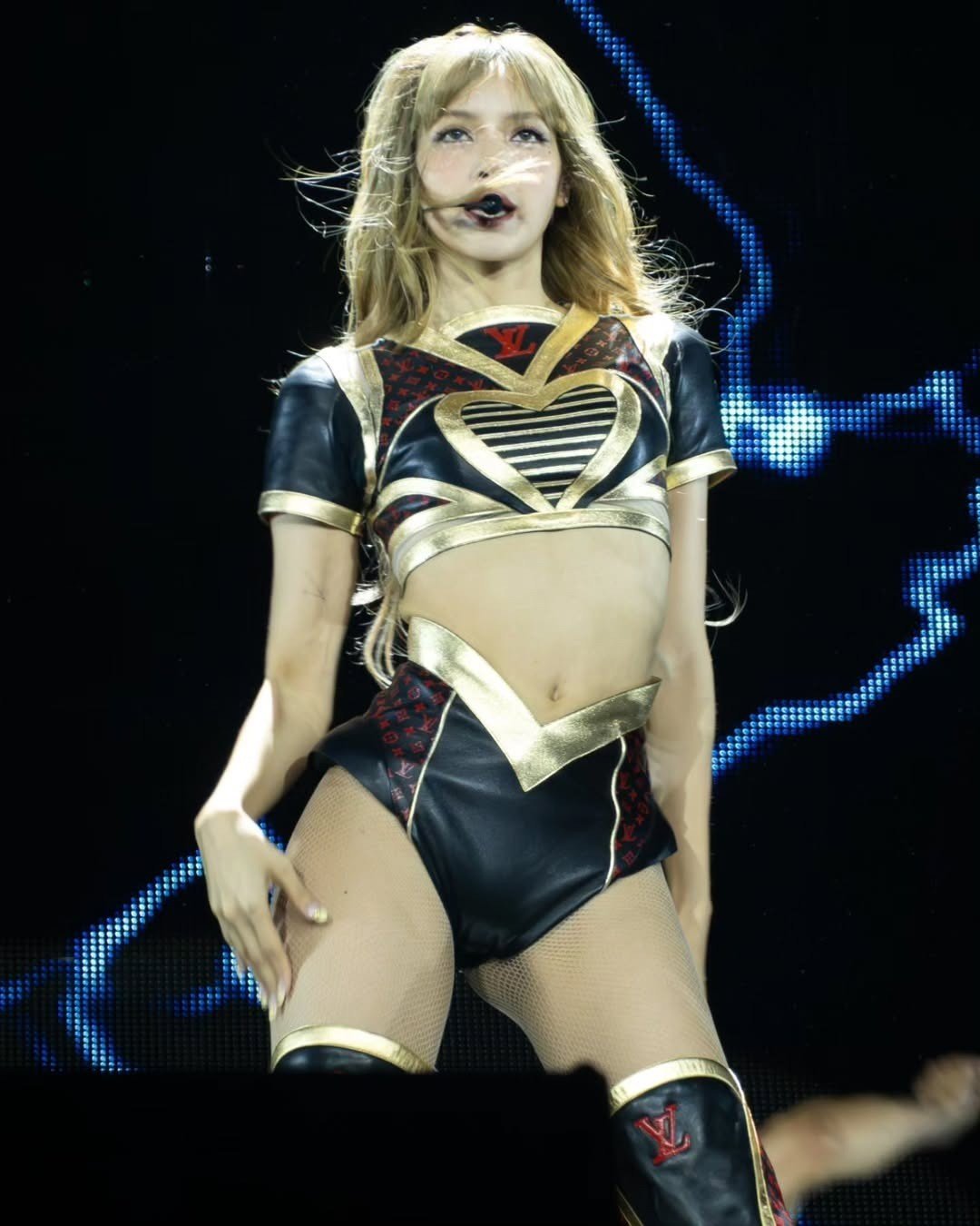 Hình thể siêu thực của Lisa (BlackPink) - 11
