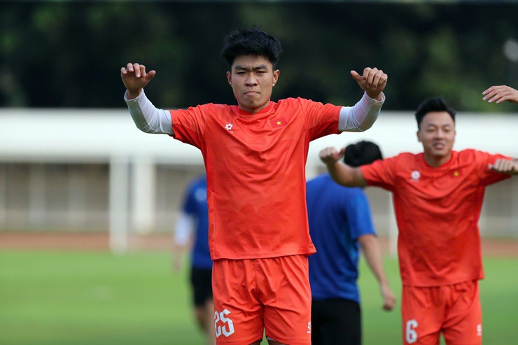 Trước thềm buổi tập, HLV Kim Sang Sik đón tin vui khi trung vệ Phạm Lý Đức đã có thể ra sân tập luyện cùng đồng đội.