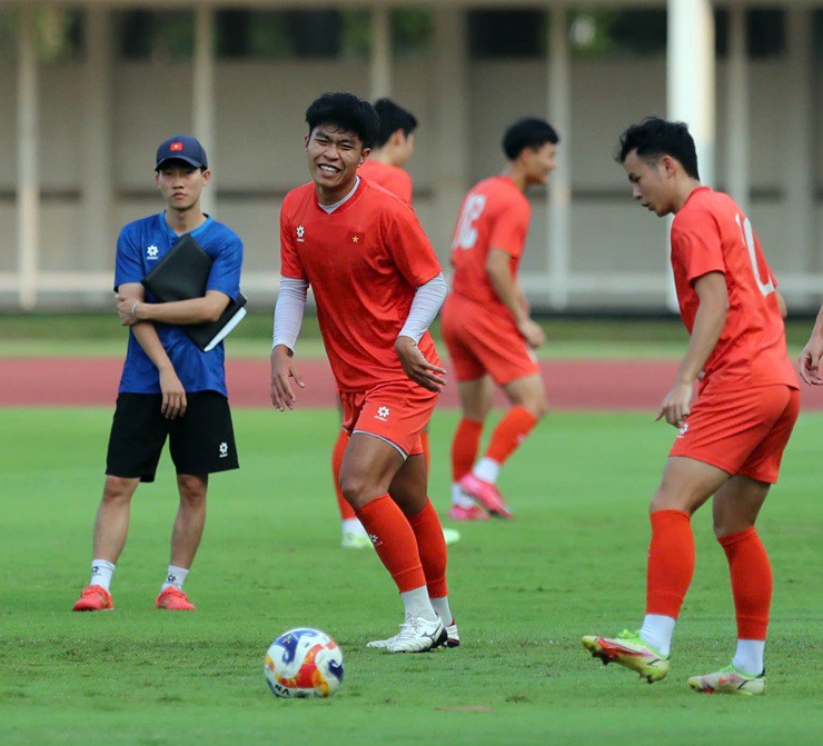 Theo ghi nhận, sau một ngày nghỉ ngơi tập hồi phục ở khách sạn, Phạm Lý Đức xuất hiện trên sân tập cùng giày đá bóng và tham gia đầy đủ các bài tập của U23 Việt Nam.