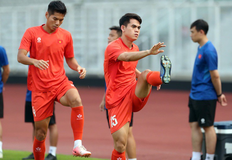 Trở lại buổi tập của U23 Việt Nam, trong khi các học trò tranh thủ thực hiện các bài khởi động thì HLV Kim Sang Sik tập trung cao độ để chuẩn bị phương án chiến thuật.