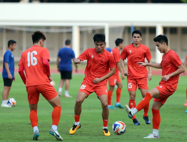 Buổi tập của thầy trò HLV Kim Sang Sik diễn ra từ 16h, tức đúng vào khung giờ U23 Việt Nam thi đấu trận bán kết đầu tiên của giải U23 Đông Nam Á 2025.