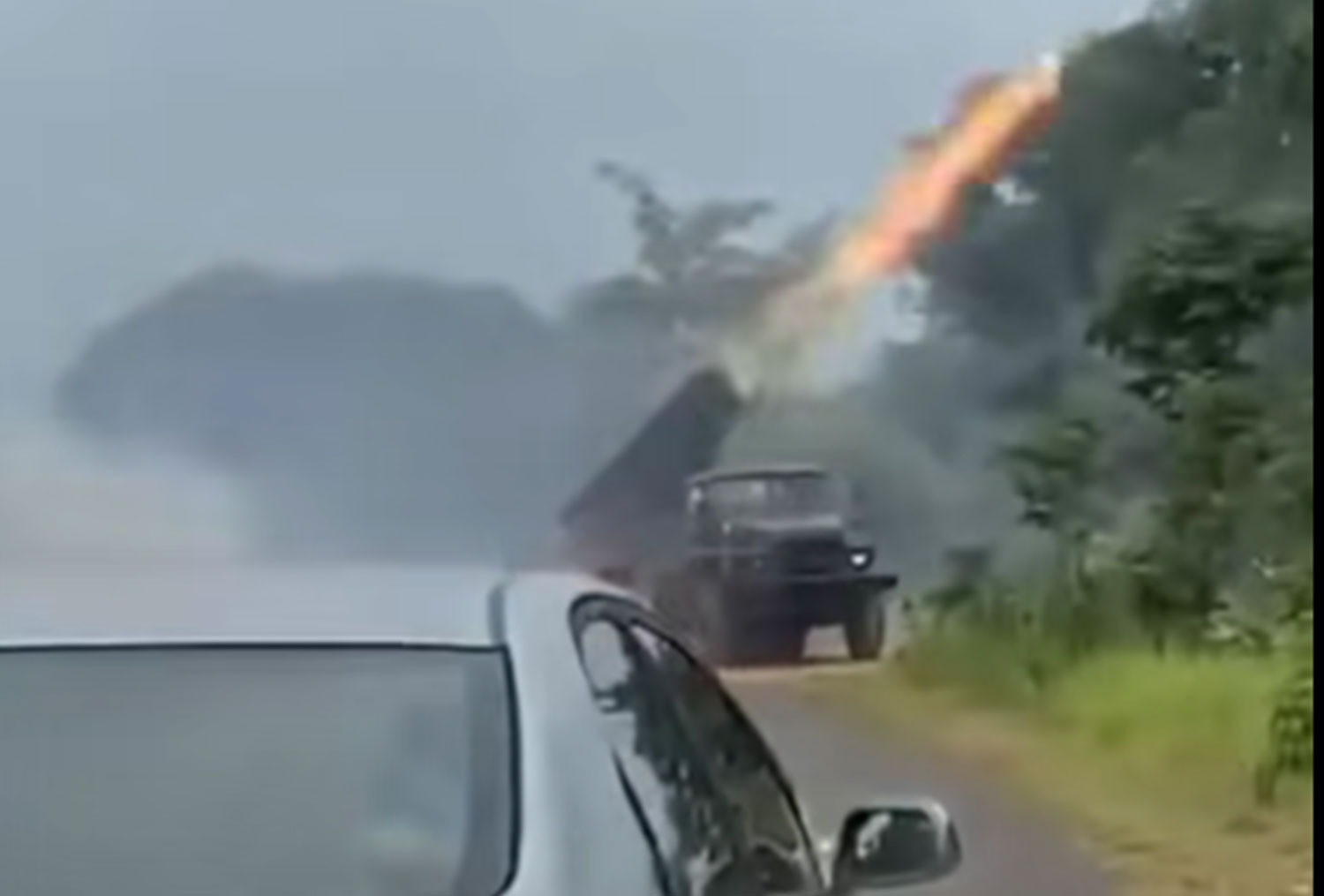 Quân đội Campuchia đã khai hỏa một bệ phóng rocket BM-21 từ căn cứ của họ tại Khao Laem vào sáng 24/7. Ảnh: Bangkok Post
