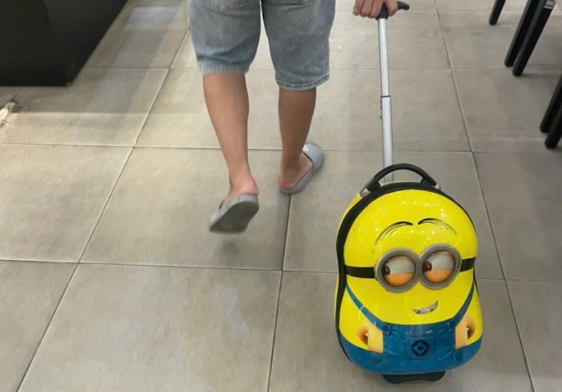 Để đựng 35kg bạc, vợ chồng chị Hà phải mang theo chiếc vali nhỏ của con trai đến cửa hàng.