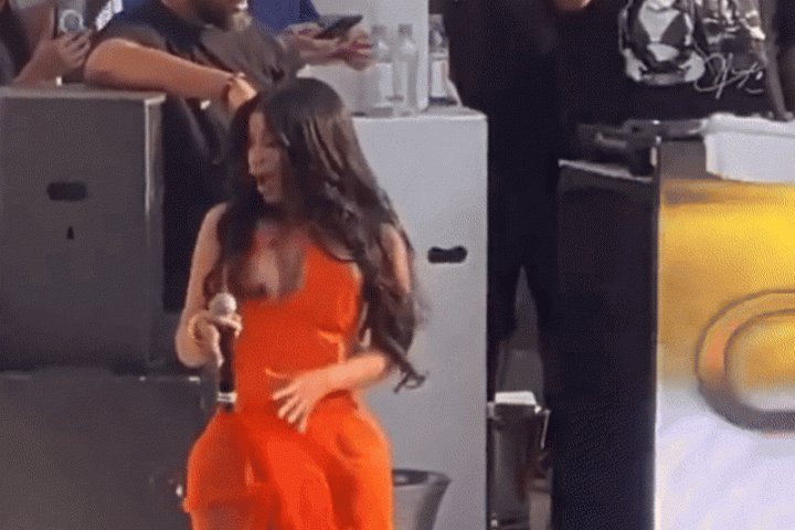 Cardi B bị kiện vì ném mic vào khán giả