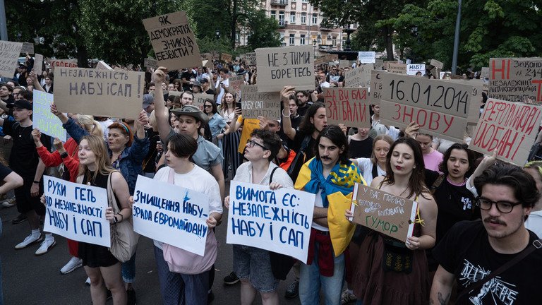 Người dân Ukraine biểu tình phản đối quyết định mới của ông Zelensky. Ảnh: Patryk Jaracz/Getty Images.