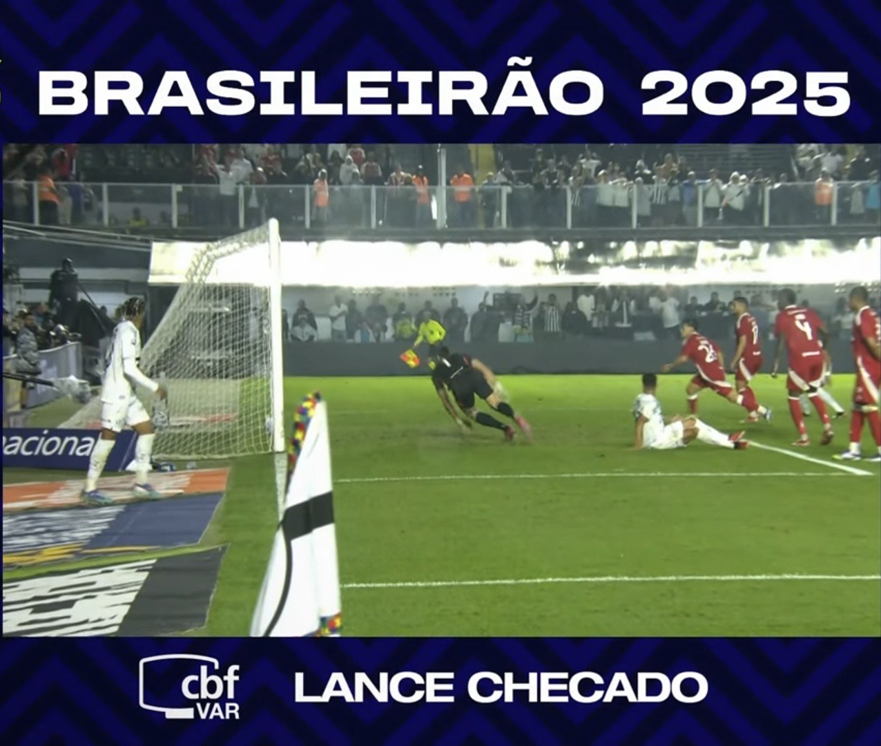 Ảnh chụp chiếu chậm của tổ VAR cho thấy bóng vẫn chưa đi hết qua vạch