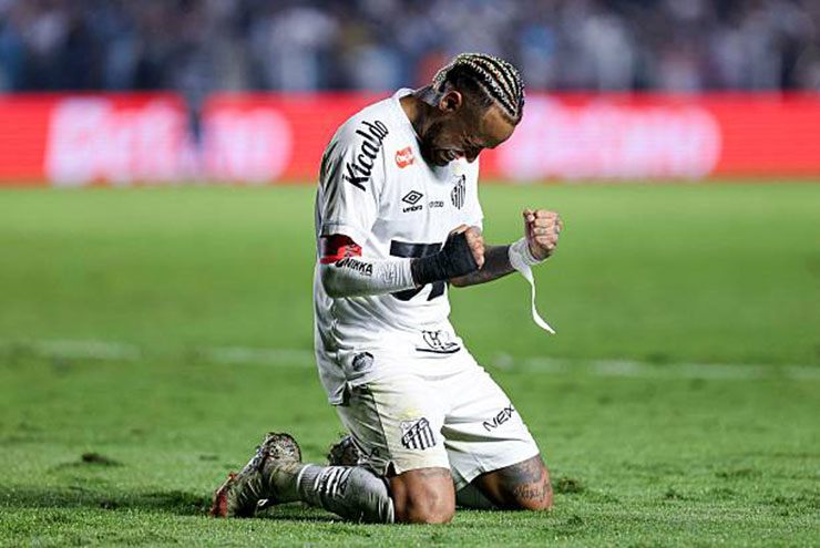 Neymar ăn mừng bàn thắng dù bóng chưa qua vạch cầu môn