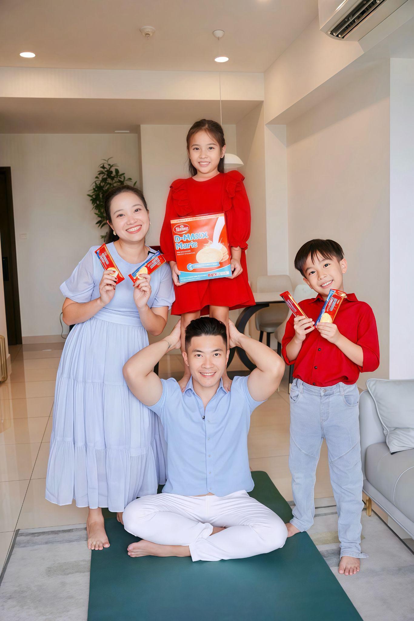 Gia đình nghệ sĩ Quốc Cơ - Hồng Phượng lựa chọn bánh quy sữa D-MAXX Marie vừa ngon, vừa bổ sung Canxi &amp; Vitamin D cho bé Vĩ Lâm.