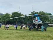 Tin tức trong ngày - Hình ảnh trực thăng chở hàng thiết yếu đến với người dân vùng lũ Nghệ An