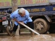 Tin tức trong ngày - Người dân oằn mình vớt vát chút tài sản trong bùn đất sau lũ