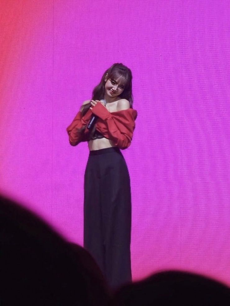 Trong một sự kiện gặp gỡ khán giả ở Thái Lan, sao nữ đình đám Lisa (Blackpink) lựa chọn mẫu áo của nhà mốt Nguyễn Công Trí. Thiết kế áo có hình dạng như một chiếc nơ màu đỏ rực rỡ, làm từ chất liệu vải faille cao cấp với phom dáng sáng tạo.