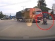 Clip: Hết hồn người phụ nữ dùng chân phanh xe, lao thẳng vào đầu ô tô tại ngã tư