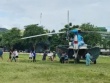Hình ảnh trực thăng chở hàng thiết yếu đến với người dân vùng lũ Nghệ An