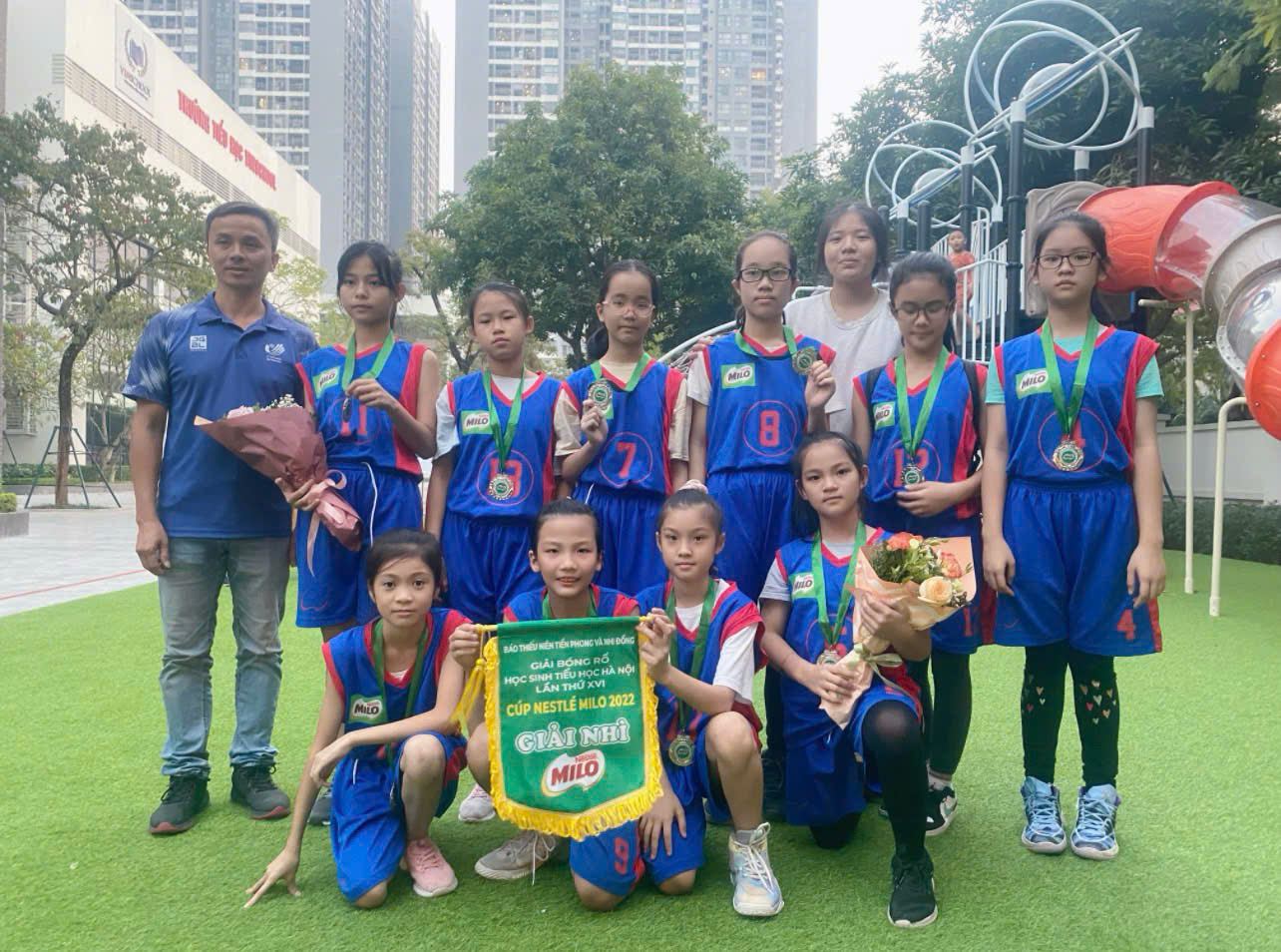 Hơn cả thành tích, tinh thần đồng đội và những bài học có được từ thể thao sẽ giúp Trà My (cầm cờ) cùng các bạn nhỏ thành công trong cuộc sống. Ảnh: NVCC