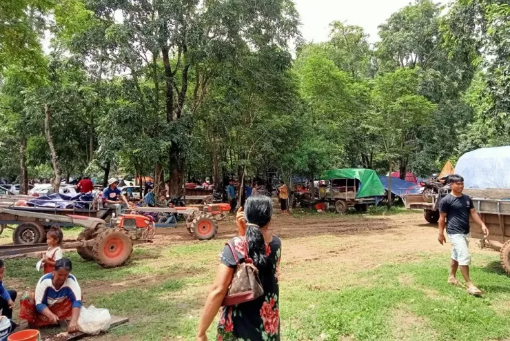 Người dân tỉnh Oddar Meanchey (Campuchia) sơ tán do giao tranh ngày 24-7. Ảnh: FACEBOOK